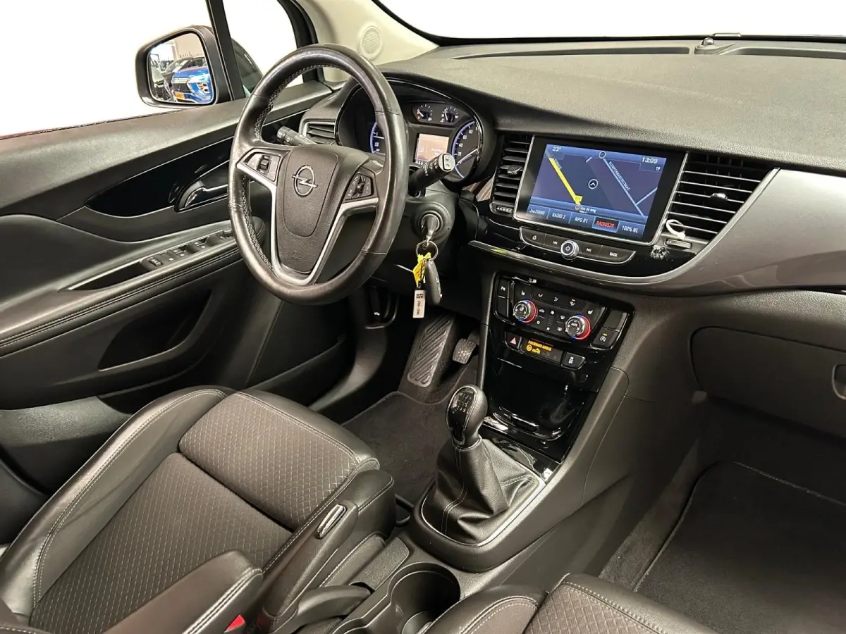 1.4 Turbo 120 Jaar Edition | All-Seasonbanden | Apple Carplay / Android Auto | Parkeersensoren Voor + Achter | Camera Achter | Lichtsensor | Cruise Control | 17" Lichtmetalen Velgen
