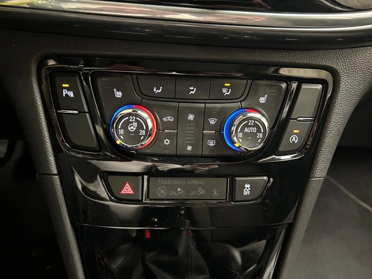 1.4 Turbo 120 Jaar Edition | All-Seasonbanden | Apple Carplay / Android Auto | Parkeersensoren Voor + Achter | Camera Achter | Lichtsensor | Cruise Control | 17" Lichtmetalen Velgen