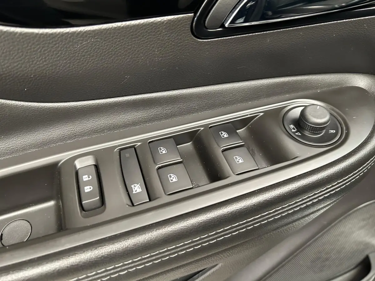 1.4 Turbo 120 Jaar Edition | All-Seasonbanden | Apple Carplay / Android Auto | Parkeersensoren Voor + Achter | Camera Achter | Lichtsensor | Cruise Control | 17" Lichtmetalen Velgen