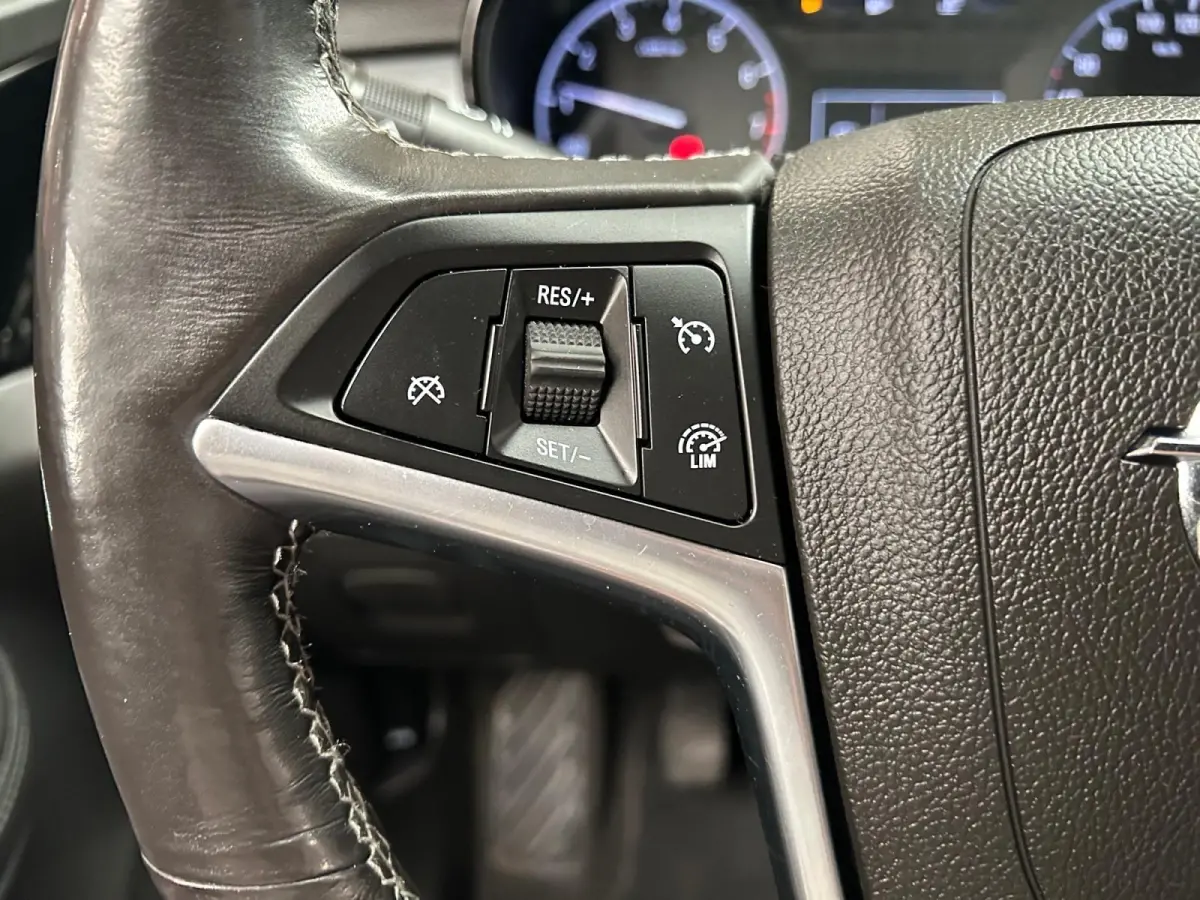 1.4 Turbo 120 Jaar Edition | All-Seasonbanden | Apple Carplay / Android Auto | Parkeersensoren Voor + Achter | Camera Achter | Lichtsensor | Cruise Control | 17" Lichtmetalen Velgen