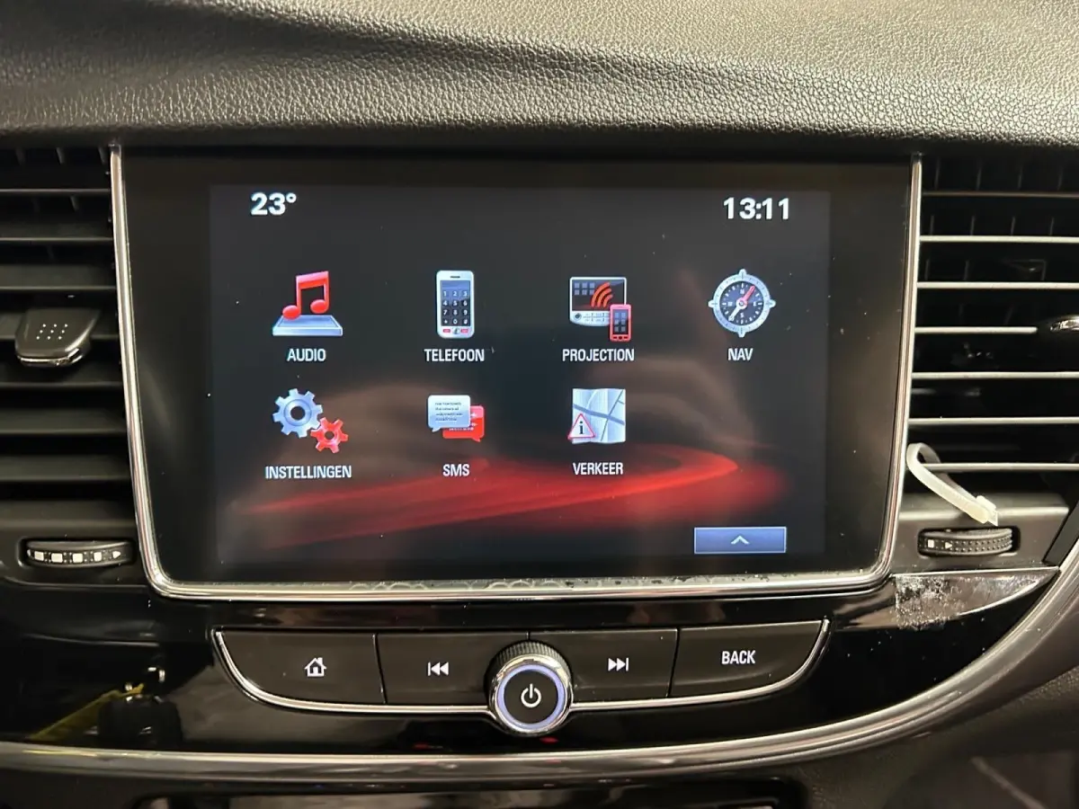 1.4 Turbo 120 Jaar Edition | All-Seasonbanden | Apple Carplay / Android Auto | Parkeersensoren Voor + Achter | Camera Achter | Lichtsensor | Cruise Control | 17" Lichtmetalen Velgen