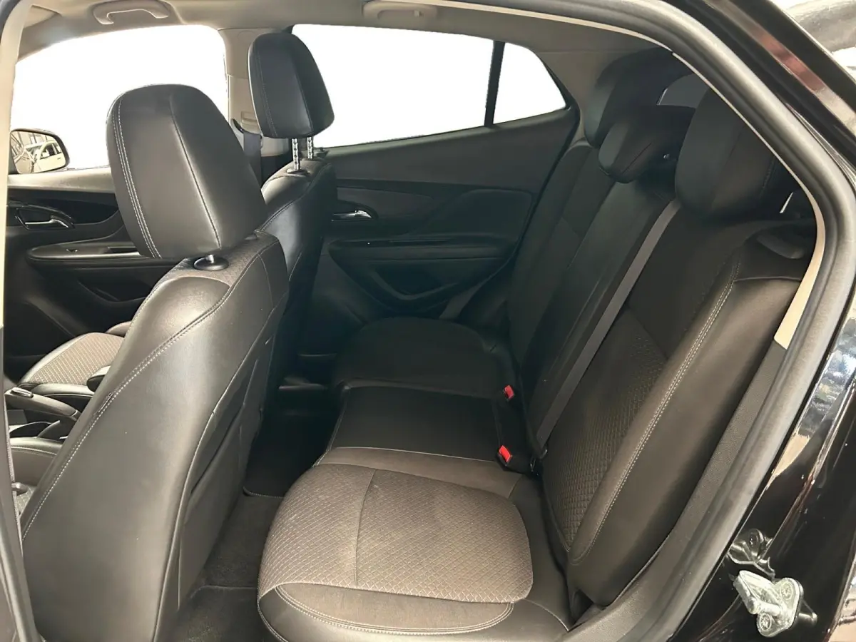 1.4 Turbo 120 Jaar Edition | All-Seasonbanden | Apple Carplay / Android Auto | Parkeersensoren Voor + Achter | Camera Achter | Lichtsensor | Cruise Control | 17" Lichtmetalen Velgen