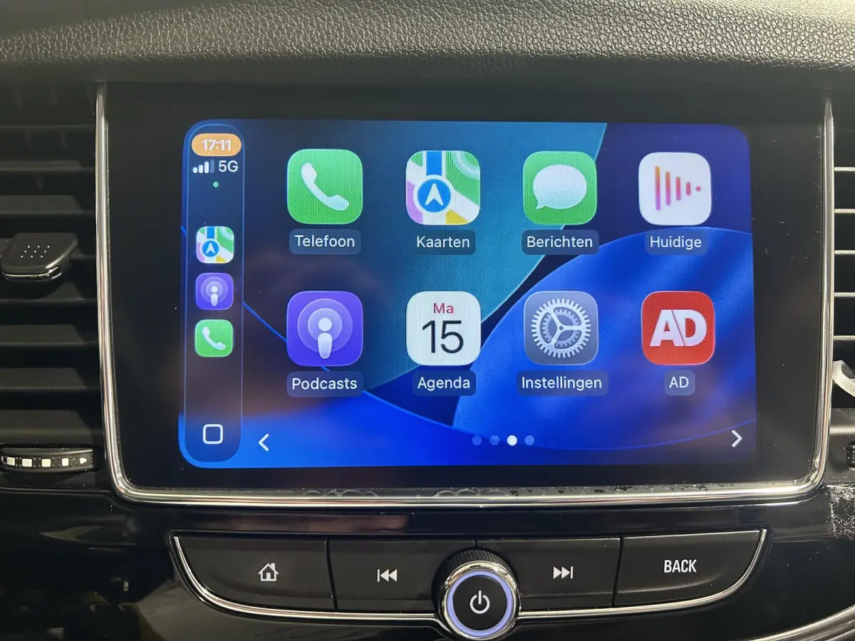 1.4 Turbo 120 Jaar Edition | All-Seasonbanden | Apple Carplay / Android Auto | Parkeersensoren Voor + Achter | Camera Achter | Lichtsensor | Cruise Control | 17" Lichtmetalen Velgen