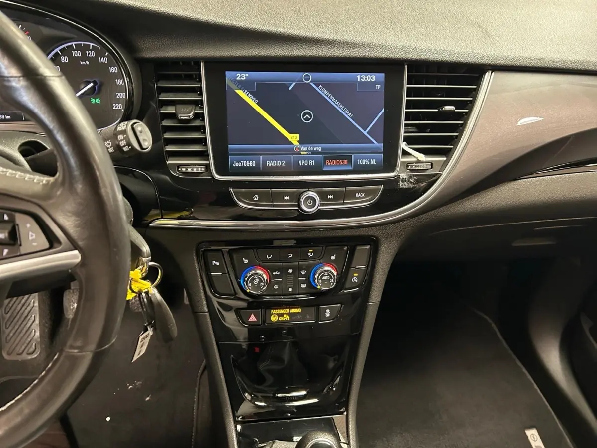 1.4 Turbo 120 Jaar Edition | All-Seasonbanden | Apple Carplay / Android Auto | Parkeersensoren Voor + Achter | Camera Achter | Lichtsensor | Cruise Control | 17" Lichtmetalen Velgen