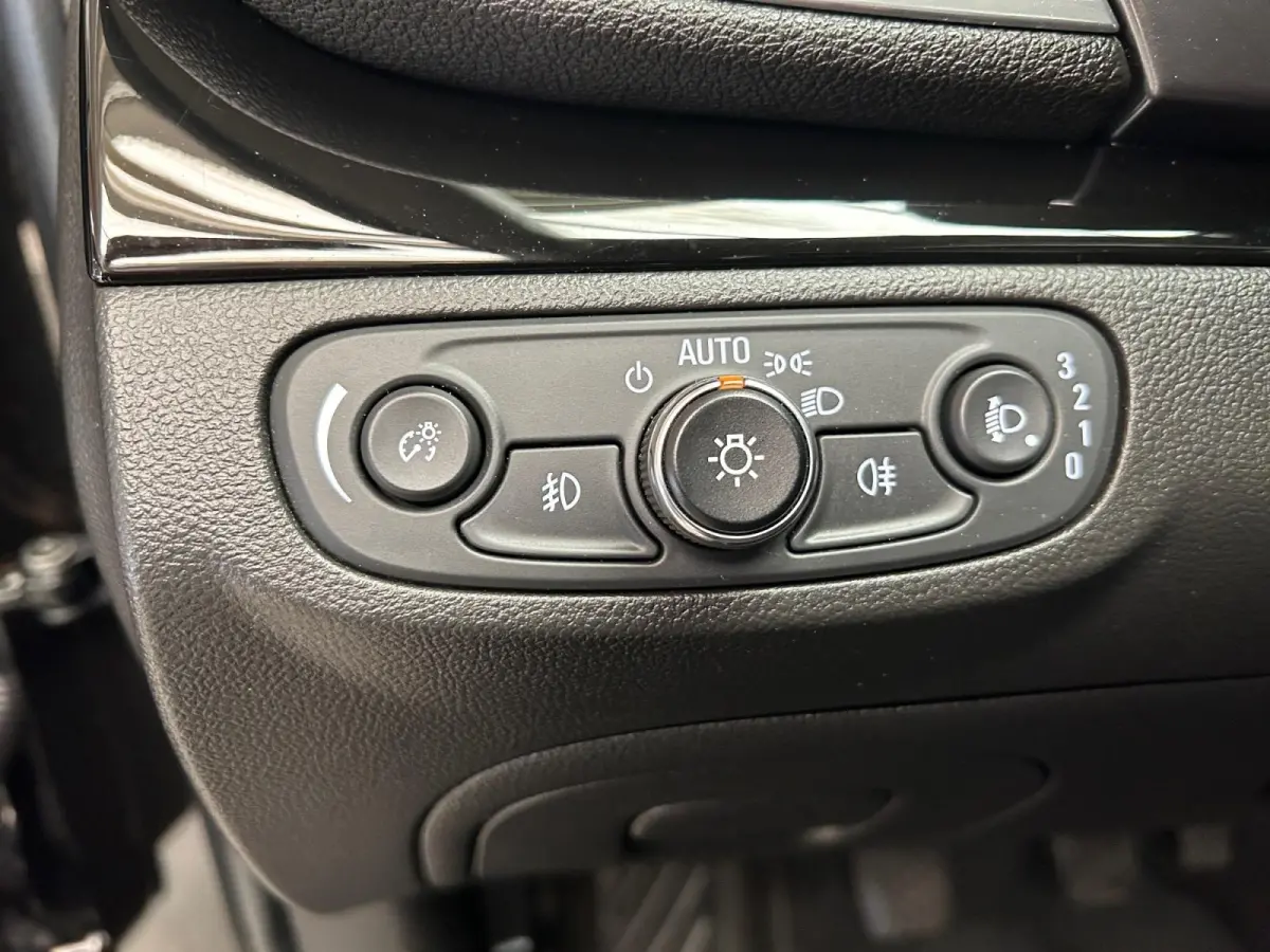 1.4 Turbo 120 Jaar Edition | All-Seasonbanden | Apple Carplay / Android Auto | Parkeersensoren Voor + Achter | Camera Achter | Lichtsensor | Cruise Control | 17" Lichtmetalen Velgen
