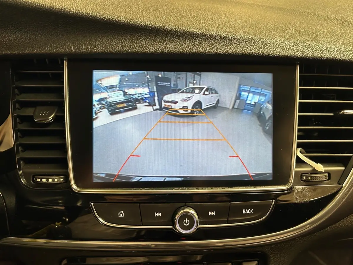 1.4 Turbo 120 Jaar Edition | All-Seasonbanden | Apple Carplay / Android Auto | Parkeersensoren Voor + Achter | Camera Achter | Lichtsensor | Cruise Control | 17" Lichtmetalen Velgen
