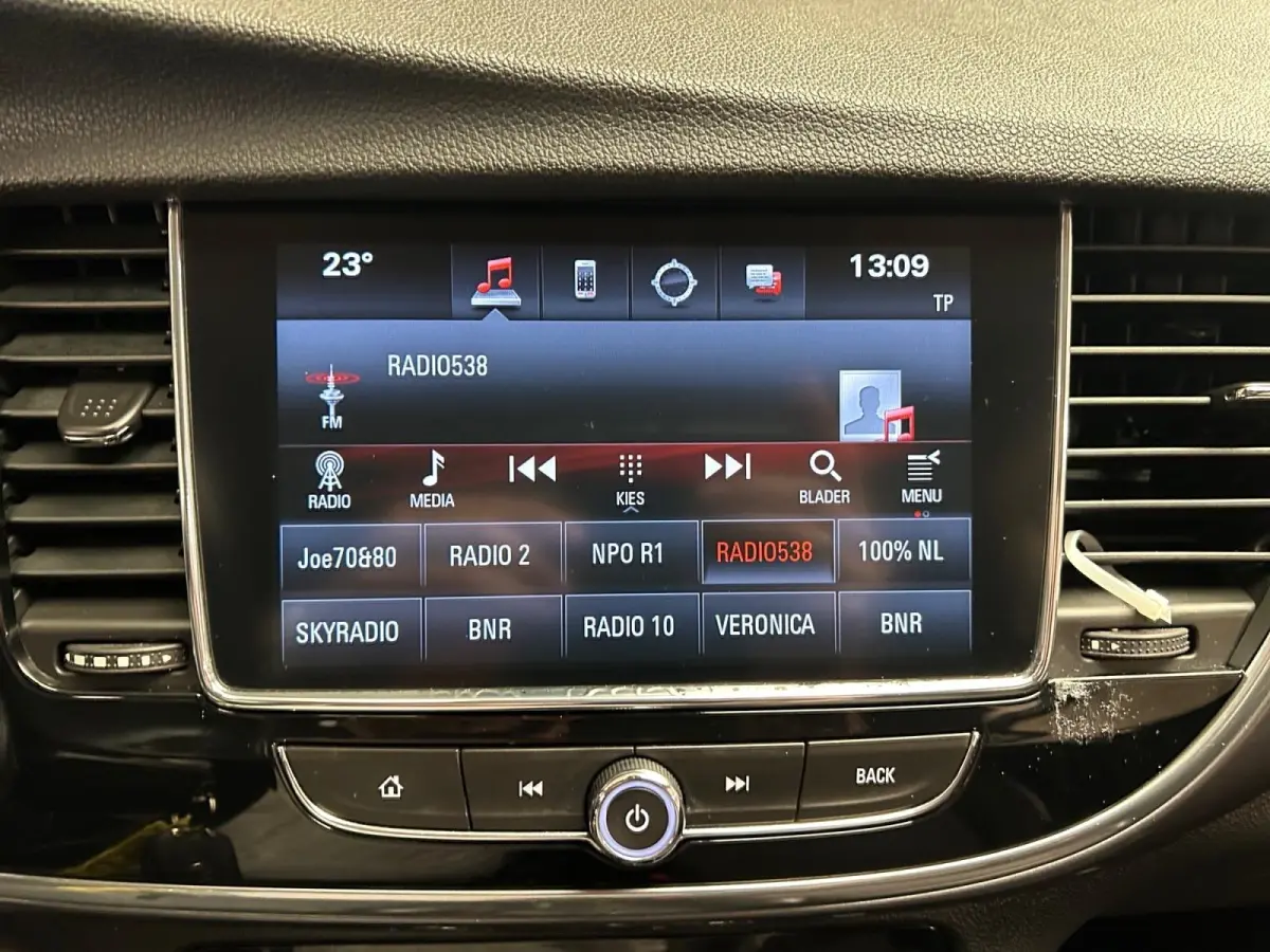 1.4 Turbo 120 Jaar Edition | All-Seasonbanden | Apple Carplay / Android Auto | Parkeersensoren Voor + Achter | Camera Achter | Lichtsensor | Cruise Control | 17" Lichtmetalen Velgen