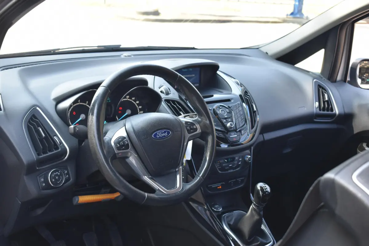 1.0 EcoBoost Titanium Nieuwe Distributieriem | 2e Eigenaar | Volledig dealer onderhouden | Navigatie | Trekhaak | Camera | 12 mnd BOVAG garantie | Whatsapp 06-53188999