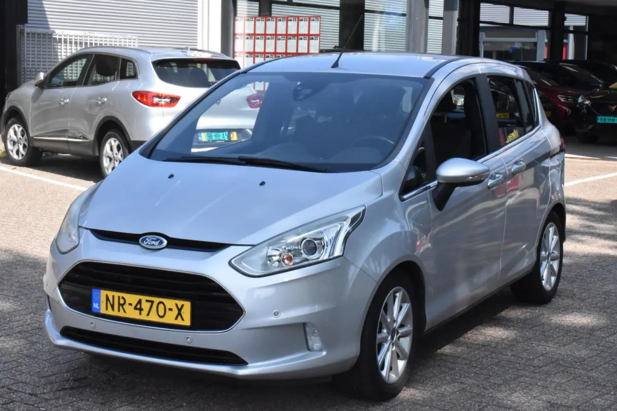 1.0 EcoBoost Titanium Nieuwe Distributieriem | 2e Eigenaar | Volledig dealer onderhouden | Navigatie | Trekhaak | Camera | 12 mnd BOVAG garantie | Whatsapp 06-53188999