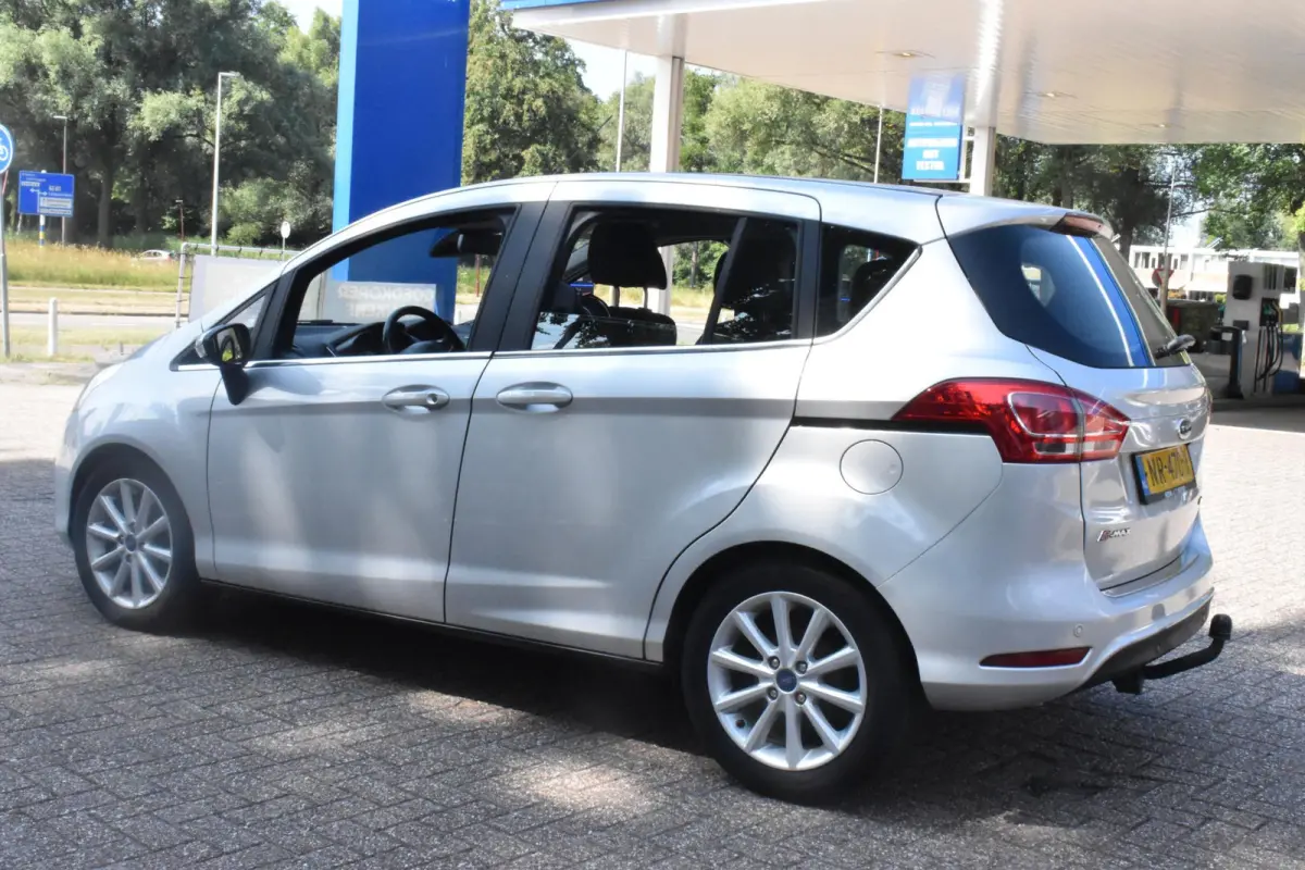 1.0 EcoBoost Titanium Nieuwe Distributieriem | 2e Eigenaar | Volledig dealer onderhouden | Navigatie | Trekhaak | Camera | 12 mnd BOVAG garantie | Whatsapp 06-53188999