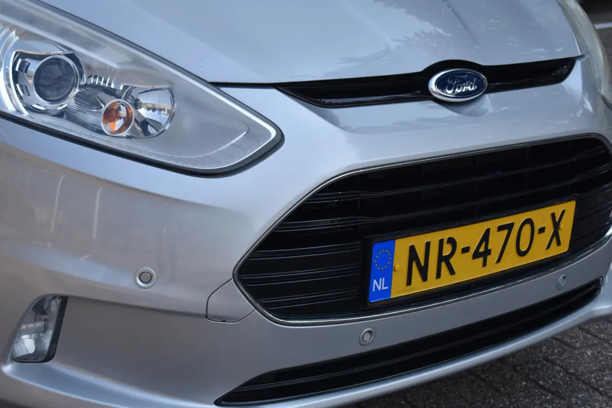 1.0 EcoBoost Titanium Nieuwe Distributieriem | 2e Eigenaar | Volledig dealer onderhouden | Navigatie | Trekhaak | Camera | 12 mnd BOVAG garantie | Whatsapp 06-53188999