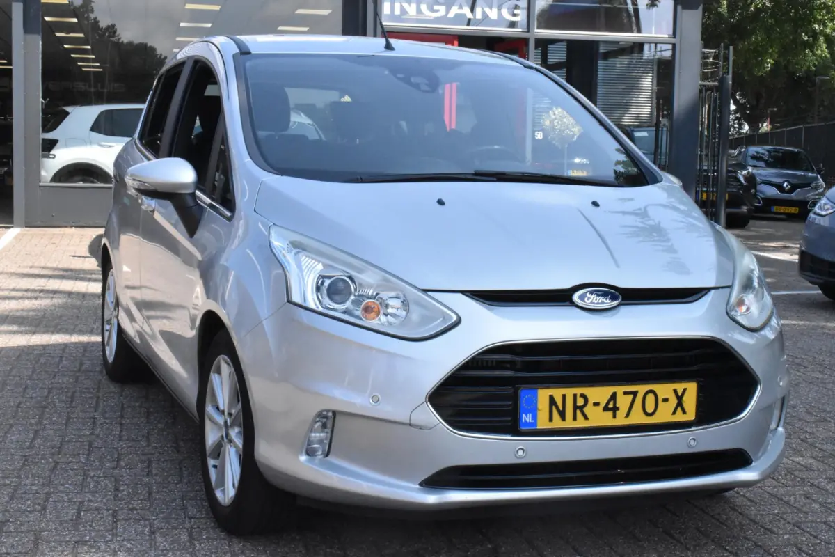 1.0 EcoBoost Titanium Nieuwe Distributieriem | 2e Eigenaar | Volledig dealer onderhouden | Navigatie | Trekhaak | Camera | 12 mnd BOVAG garantie | Whatsapp 06-53188999