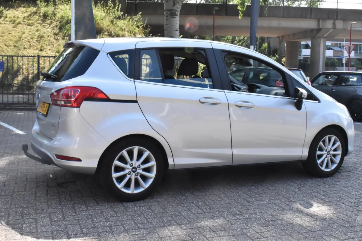1.0 EcoBoost Titanium Nieuwe Distributieriem | 2e Eigenaar | Volledig dealer onderhouden | Navigatie | Trekhaak | Camera | 12 mnd BOVAG garantie | Whatsapp 06-53188999
