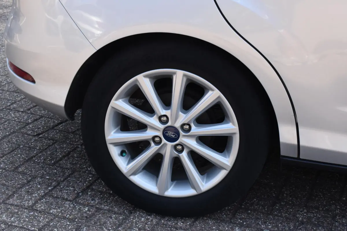1.0 EcoBoost Titanium Nieuwe Distributieriem | 2e Eigenaar | Volledig dealer onderhouden | Navigatie | Trekhaak | Camera | 12 mnd BOVAG garantie | Whatsapp 06-53188999