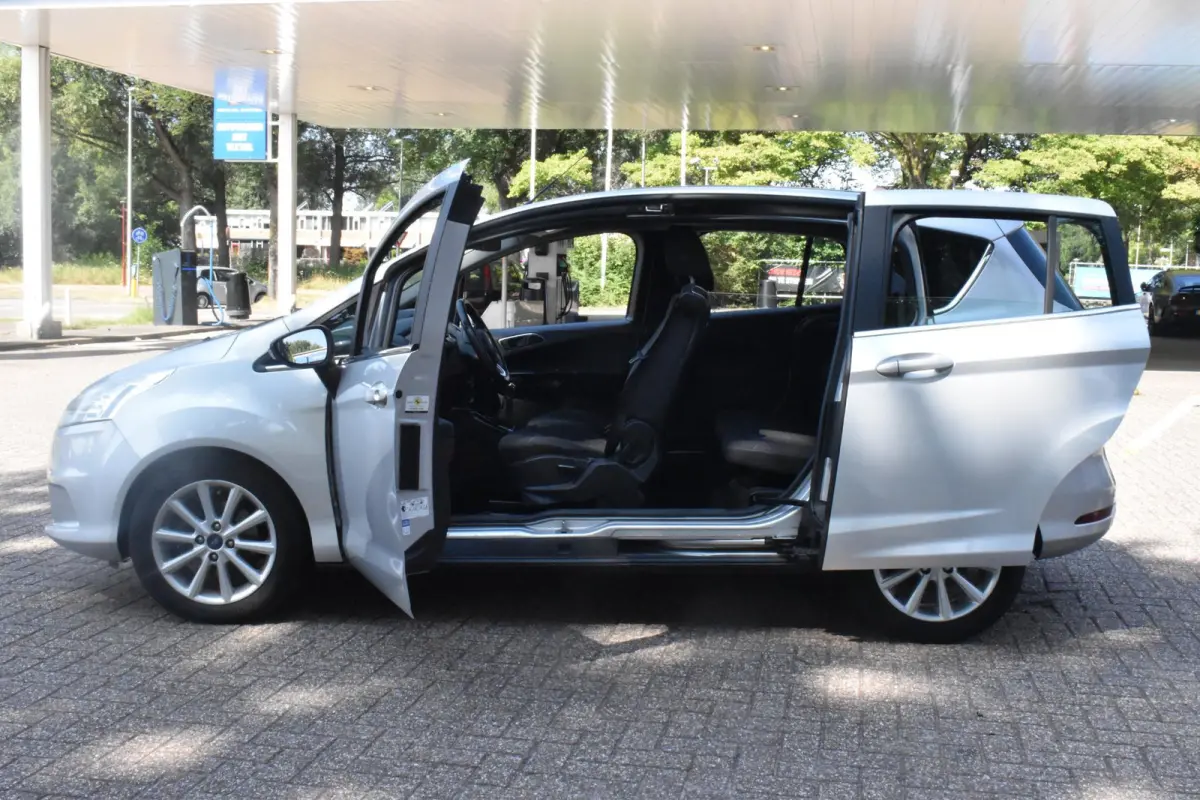 1.0 EcoBoost Titanium Nieuwe Distributieriem | 2e Eigenaar | Volledig dealer onderhouden | Navigatie | Trekhaak | Camera | 12 mnd BOVAG garantie | Whatsapp 06-53188999