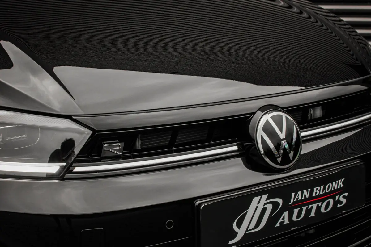1.0 TSI R-Line OPTIONS / FULL BLACK / VERLAGINGSVEREN / APPLE CARPLAY / LED KOPLAMPEN / DIGITAL DASCH /MAXTON PACK