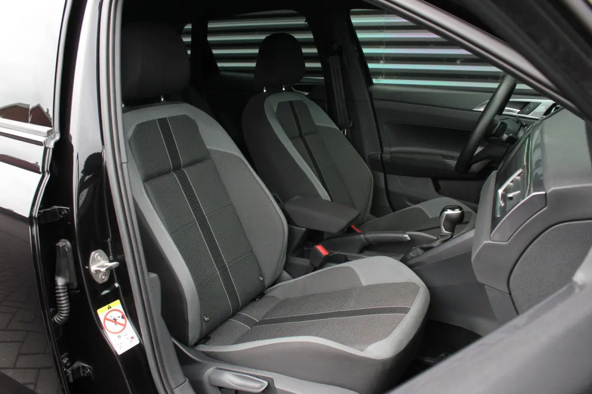 1.0 TSI R-Line OPTIONS / FULL BLACK / VERLAGINGSVEREN / APPLE CARPLAY / LED KOPLAMPEN / DIGITAL DASCH /MAXTON PACK