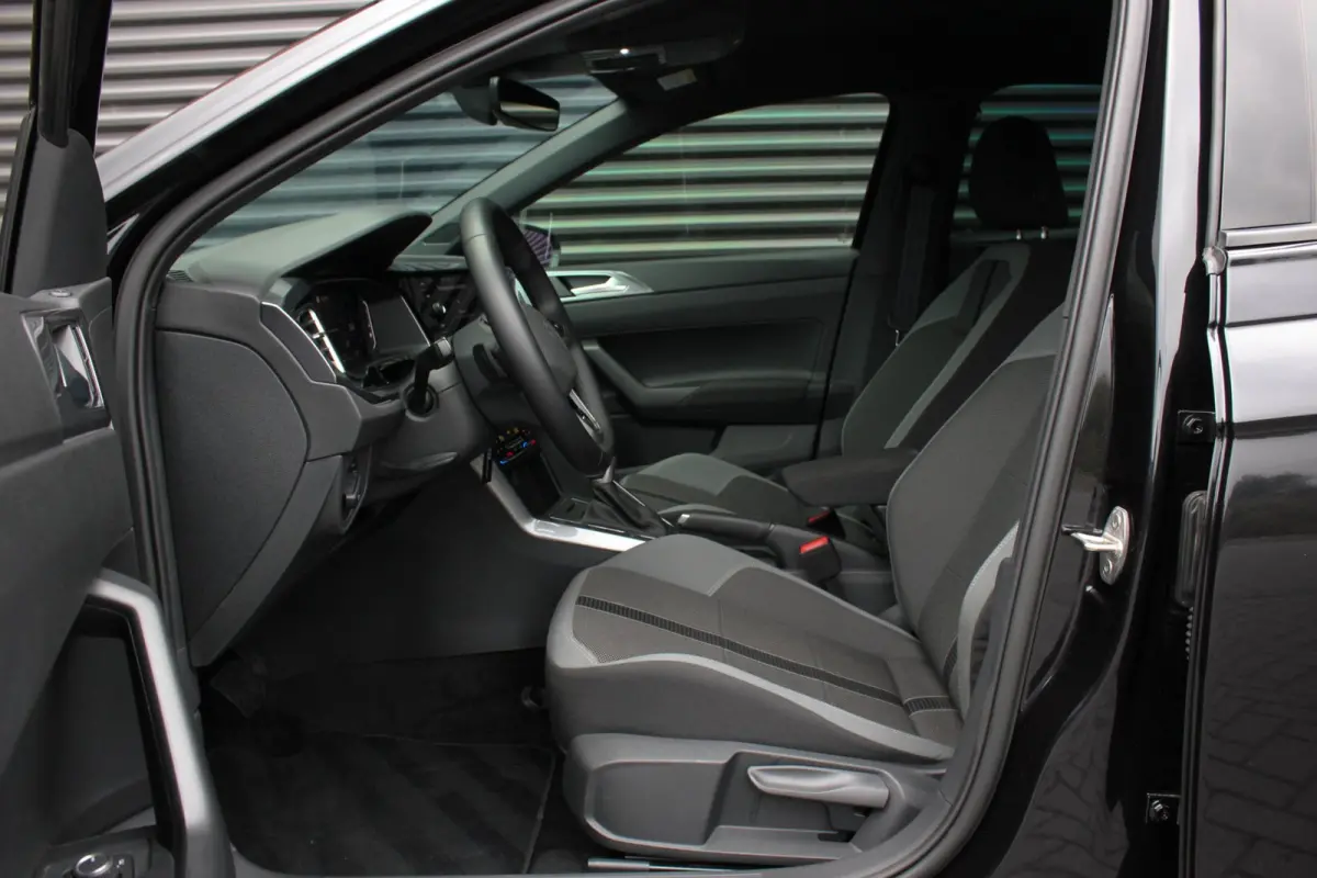 1.0 TSI R-Line OPTIONS / FULL BLACK / VERLAGINGSVEREN / APPLE CARPLAY / LED KOPLAMPEN / DIGITAL DASCH /MAXTON PACK