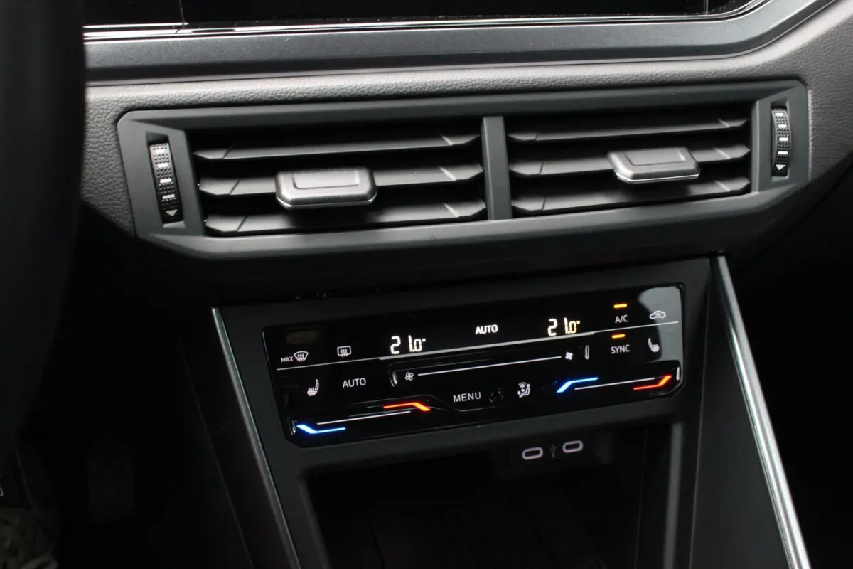 1.0 TSI R-Line OPTIONS / FULL BLACK / VERLAGINGSVEREN / APPLE CARPLAY / LED KOPLAMPEN / DIGITAL DASCH /MAXTON PACK