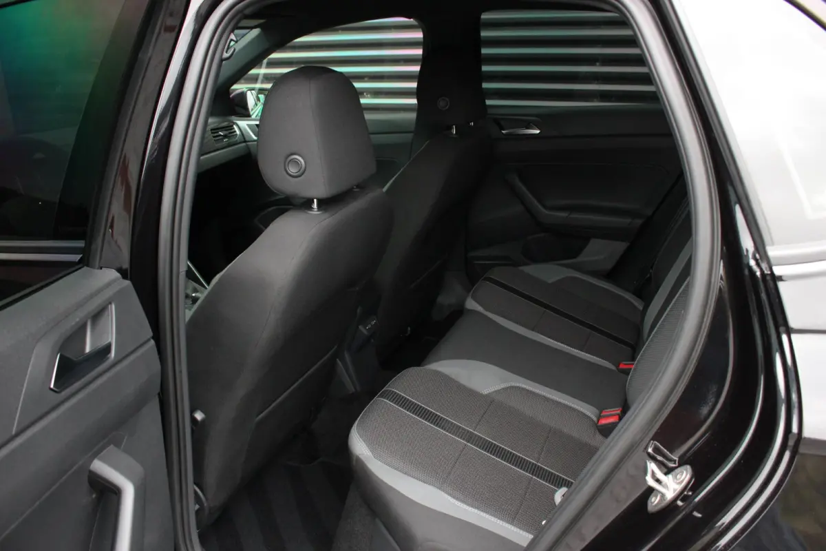 1.0 TSI R-Line OPTIONS / FULL BLACK / VERLAGINGSVEREN / APPLE CARPLAY / LED KOPLAMPEN / DIGITAL DASCH /MAXTON PACK