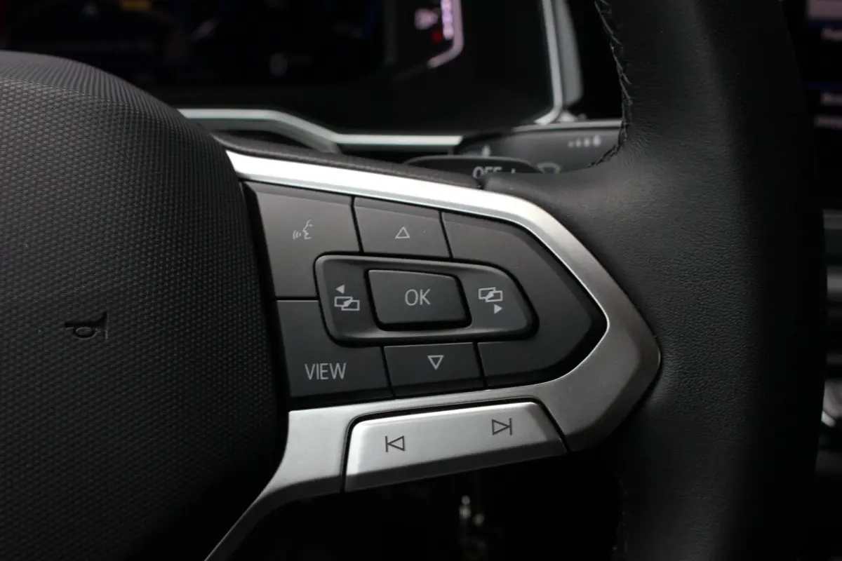 1.0 TSI R-Line OPTIONS / FULL BLACK / VERLAGINGSVEREN / APPLE CARPLAY / LED KOPLAMPEN / DIGITAL DASCH /MAXTON PACK