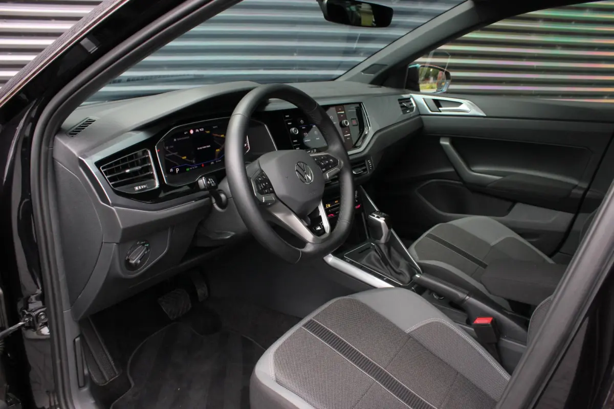 1.0 TSI R-Line OPTIONS / FULL BLACK / VERLAGINGSVEREN / APPLE CARPLAY / LED KOPLAMPEN / DIGITAL DASCH /MAXTON PACK
