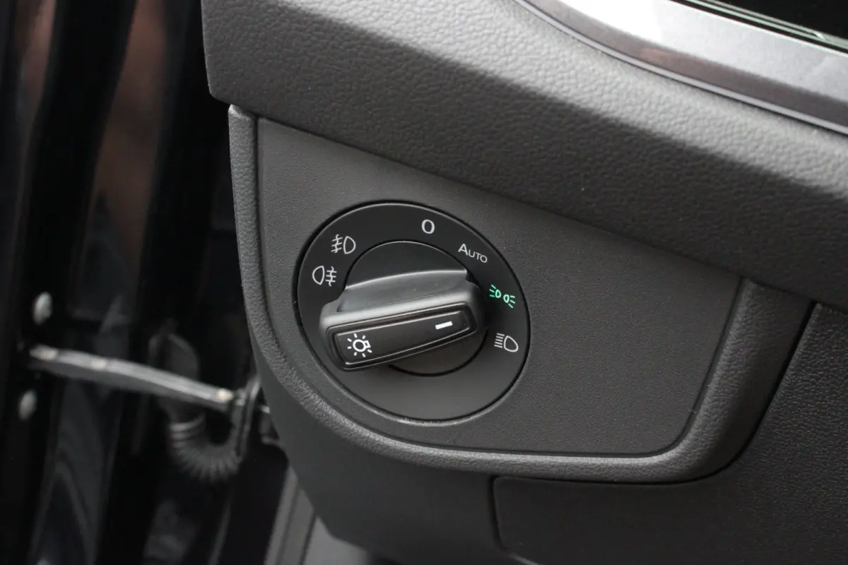 1.0 TSI R-Line OPTIONS / FULL BLACK / VERLAGINGSVEREN / APPLE CARPLAY / LED KOPLAMPEN / DIGITAL DASCH /MAXTON PACK