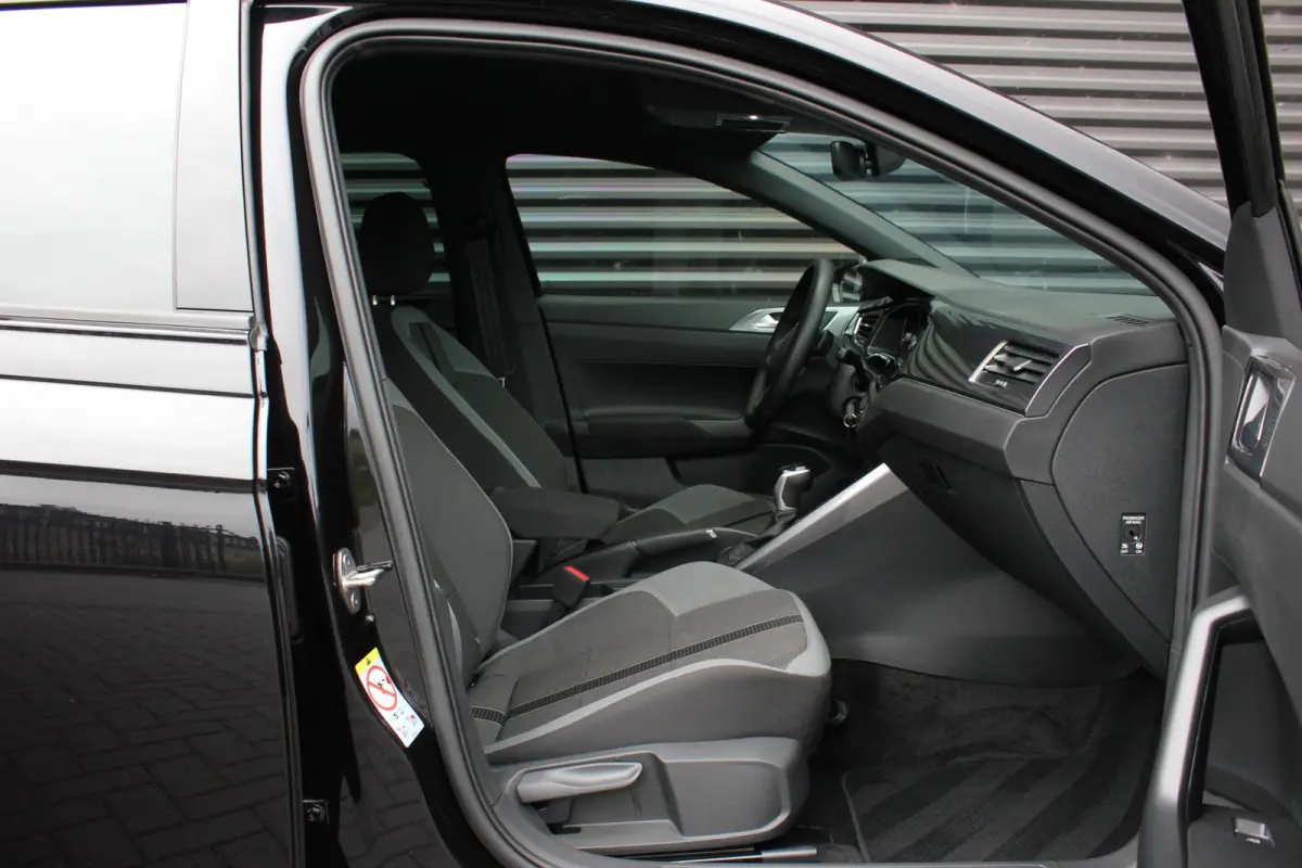 1.0 TSI R-Line OPTIONS / FULL BLACK / VERLAGINGSVEREN / APPLE CARPLAY / LED KOPLAMPEN / DIGITAL DASCH /MAXTON PACK