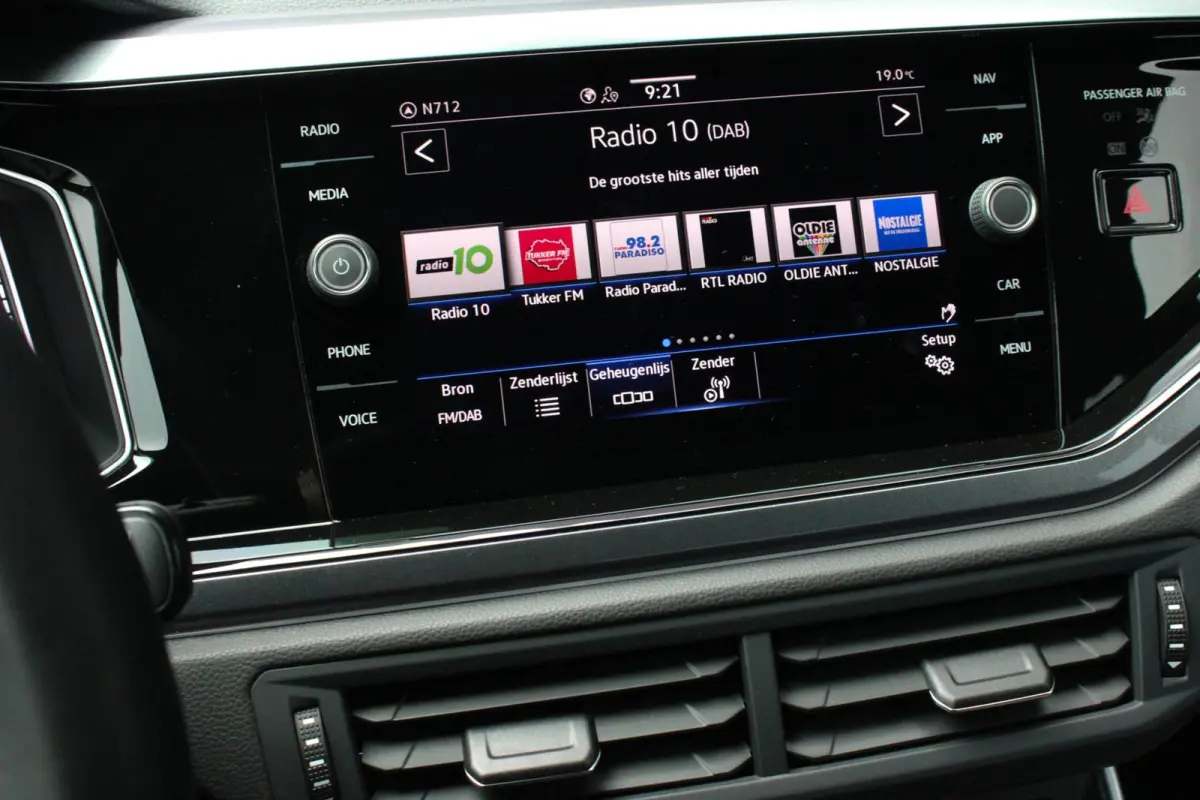 1.0 TSI R-Line OPTIONS / FULL BLACK / VERLAGINGSVEREN / APPLE CARPLAY / LED KOPLAMPEN / DIGITAL DASCH /MAXTON PACK