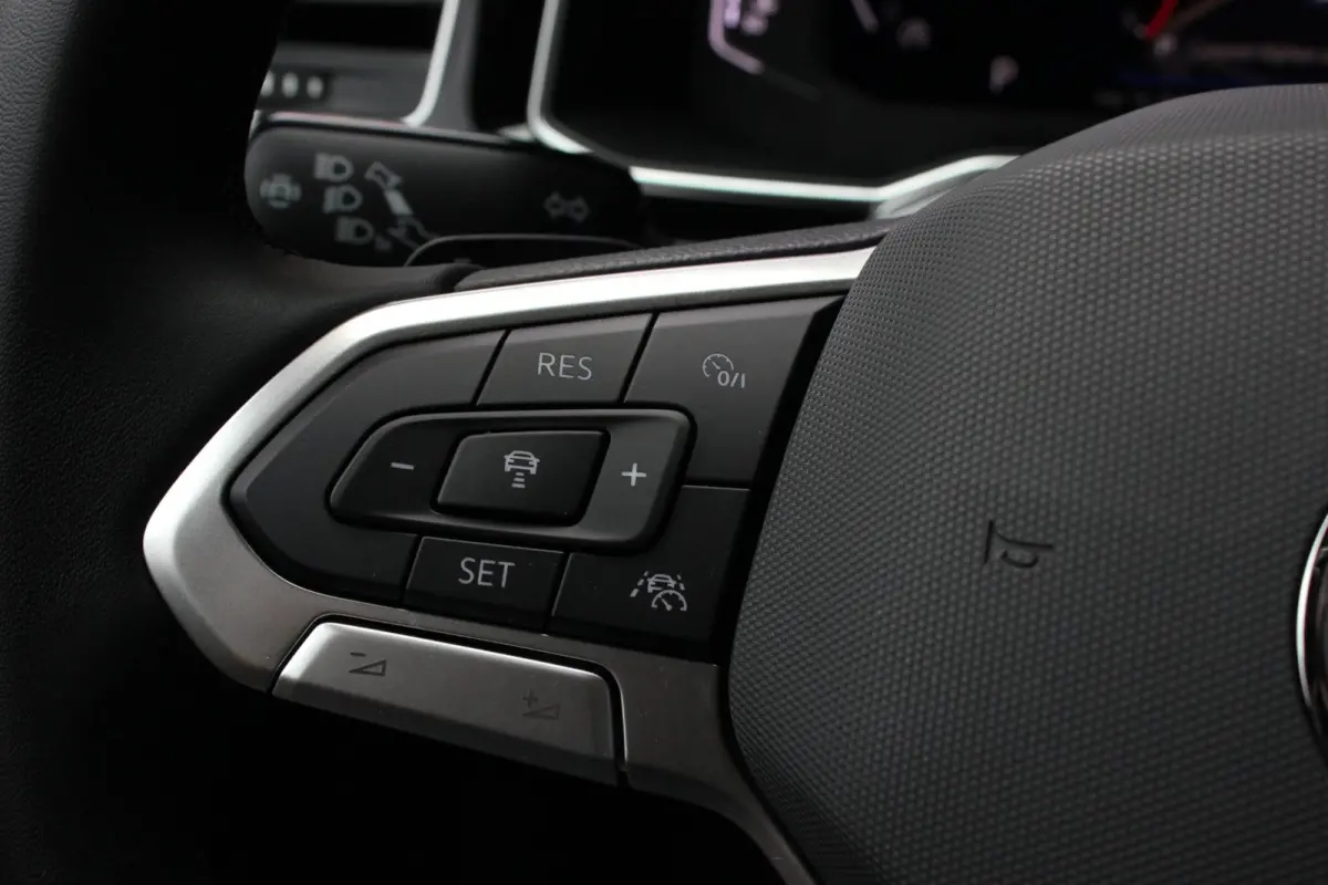 1.0 TSI R-Line OPTIONS / FULL BLACK / VERLAGINGSVEREN / APPLE CARPLAY / LED KOPLAMPEN / DIGITAL DASCH /MAXTON PACK