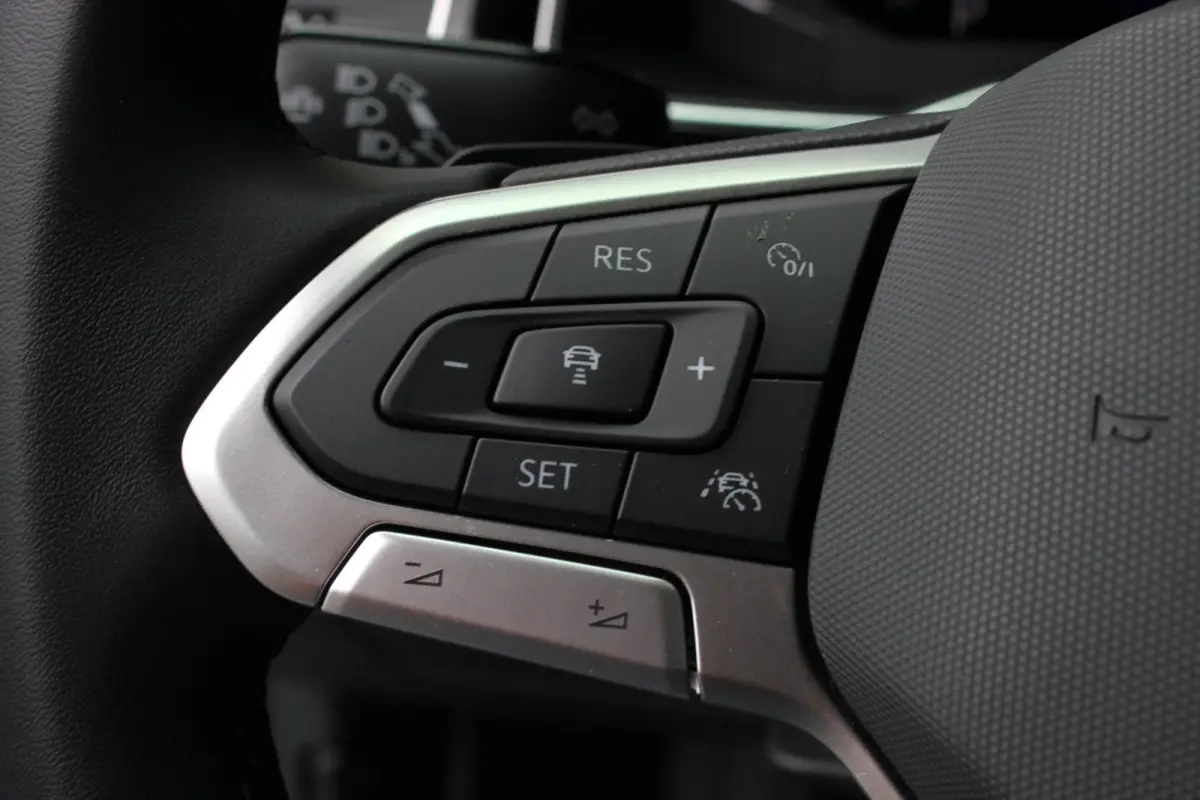 1.0 TSI R-Line OPTIONS / FULL BLACK / VERLAGINGSVEREN / APPLE CARPLAY / LED KOPLAMPEN / DIGITAL DASCH /MAXTON PACK
