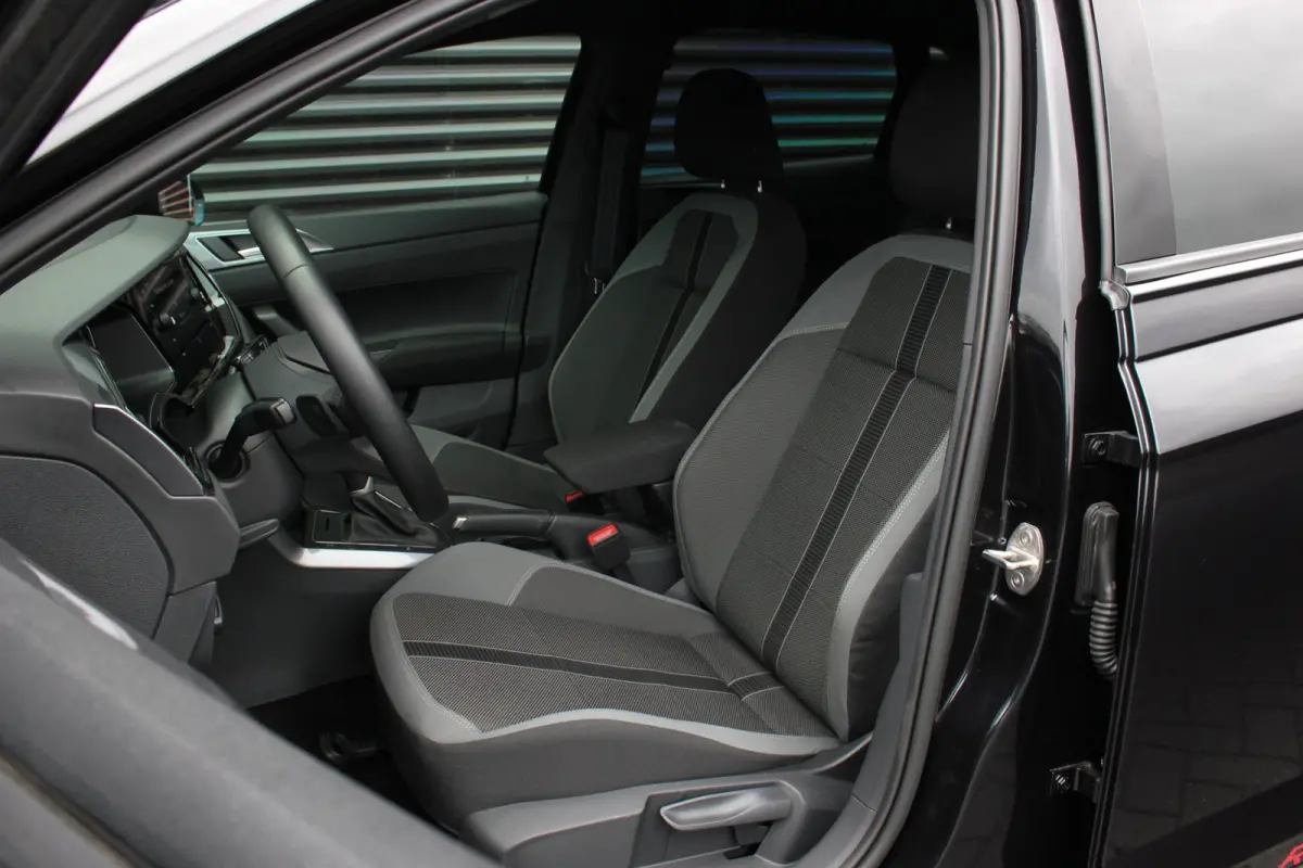 1.0 TSI R-Line OPTIONS / FULL BLACK / VERLAGINGSVEREN / APPLE CARPLAY / LED KOPLAMPEN / DIGITAL DASCH /MAXTON PACK