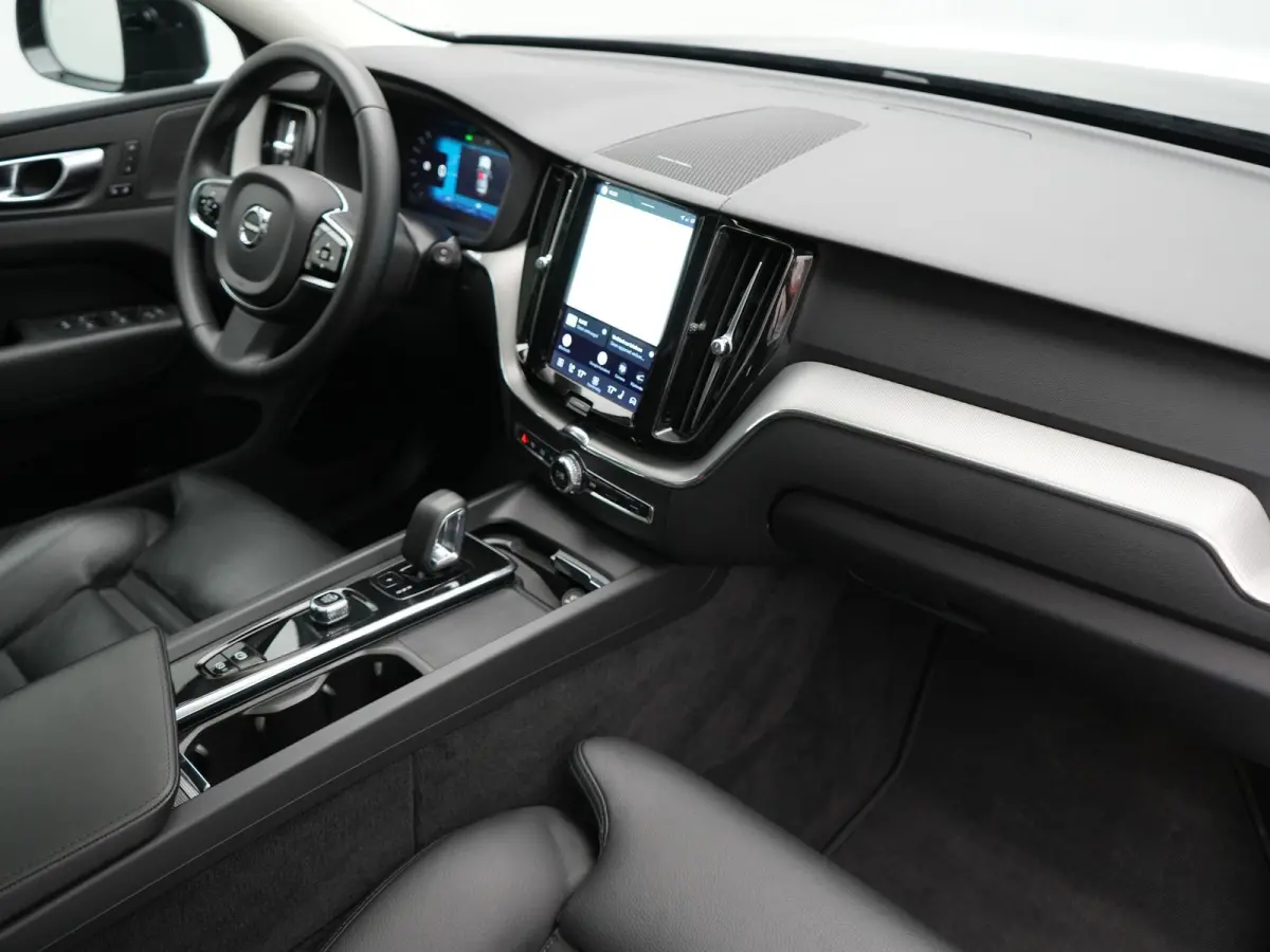 T6 PHEV AWD R-Design 350pk Dealer O.H | Trekhaak Af Fabriek | Panodak | Adaptive Cruise | Harman / Kardon | Camera | Lederen Sportstoelen Memory & Verwarmd | Keyless | Apple Carplay | Pilot 