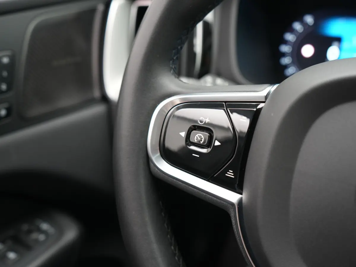 T6 PHEV AWD R-Design 350pk Dealer O.H | Trekhaak Af Fabriek | Panodak | Adaptive Cruise | Harman / Kardon | Camera | Lederen Sportstoelen Memory & Verwarmd | Keyless | Apple Carplay | Pilot 