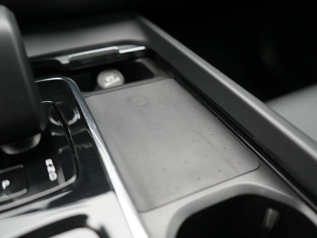 T6 PHEV AWD R-Design 350pk Dealer O.H | Trekhaak Af Fabriek | Panodak | Adaptive Cruise | Harman / Kardon | Camera | Lederen Sportstoelen Memory & Verwarmd | Keyless | Apple Carplay | Pilot 