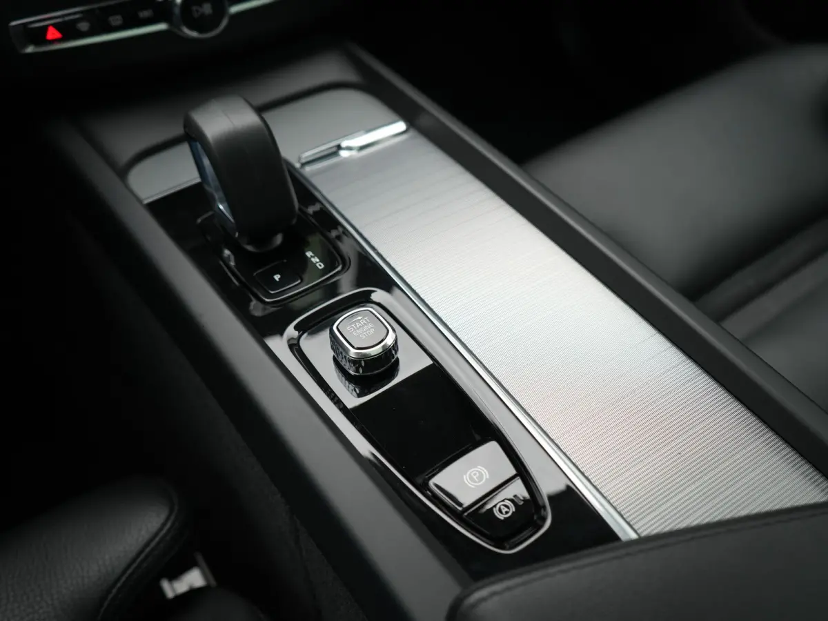 T6 PHEV AWD R-Design 350pk Dealer O.H | Trekhaak Af Fabriek | Panodak | Adaptive Cruise | Harman / Kardon | Camera | Lederen Sportstoelen Memory & Verwarmd | Keyless | Apple Carplay | Pilot 
