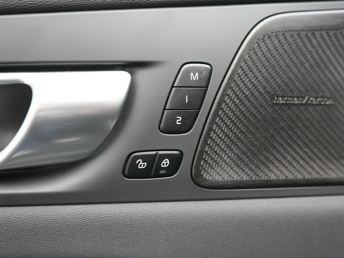 T6 PHEV AWD R-Design 350pk Dealer O.H | Trekhaak Af Fabriek | Panodak | Adaptive Cruise | Harman / Kardon | Camera | Lederen Sportstoelen Memory & Verwarmd | Keyless | Apple Carplay | Pilot 
