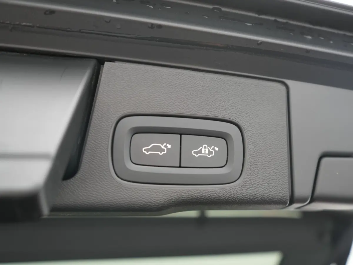 T6 PHEV AWD R-Design 350pk Dealer O.H | Trekhaak Af Fabriek | Panodak | Adaptive Cruise | Harman / Kardon | Camera | Lederen Sportstoelen Memory & Verwarmd | Keyless | Apple Carplay | Pilot 