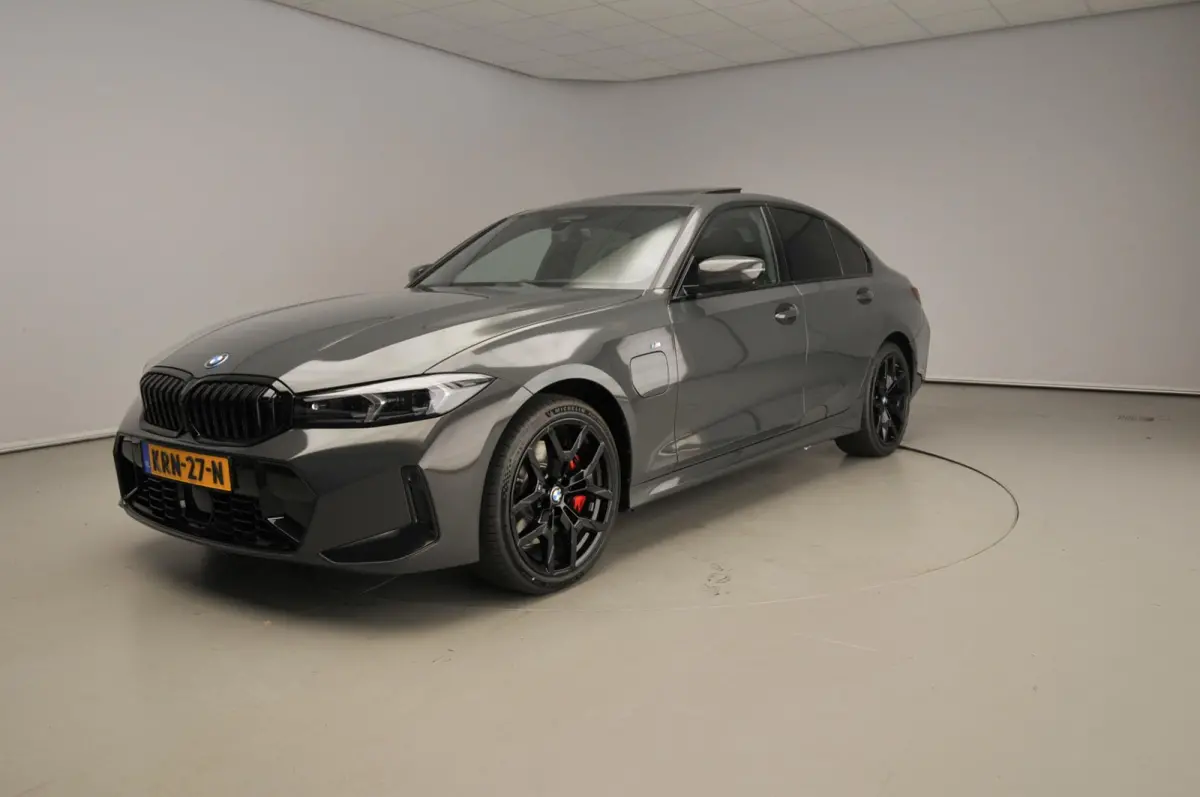 330e M Sportpakket Pro / Schuifdak / Driving assist prof / Getint glas / Leder / Alu wielen 19 inch