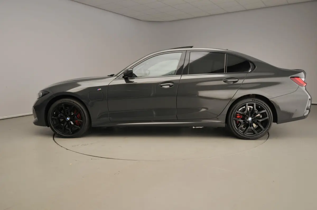 330e M Sportpakket Pro / Schuifdak / Driving assist prof / Getint glas / Leder / Alu wielen 19 inch
