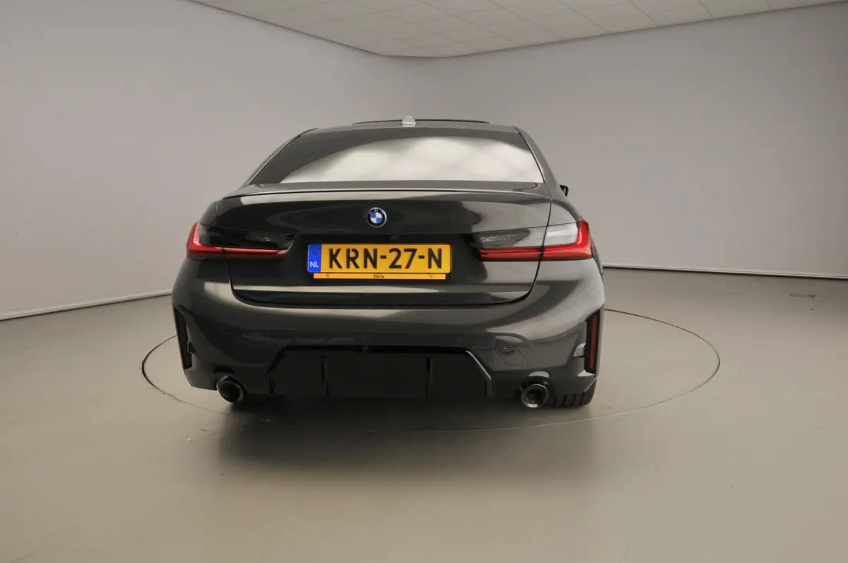 330e M Sportpakket Pro / Schuifdak / Driving assist prof / Getint glas / Leder / Alu wielen 19 inch