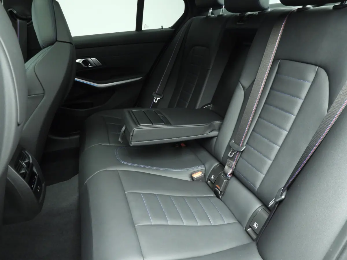 330e M Sportpakket Pro / Schuifdak / Driving assist prof / Getint glas / Leder / Alu wielen 19 inch