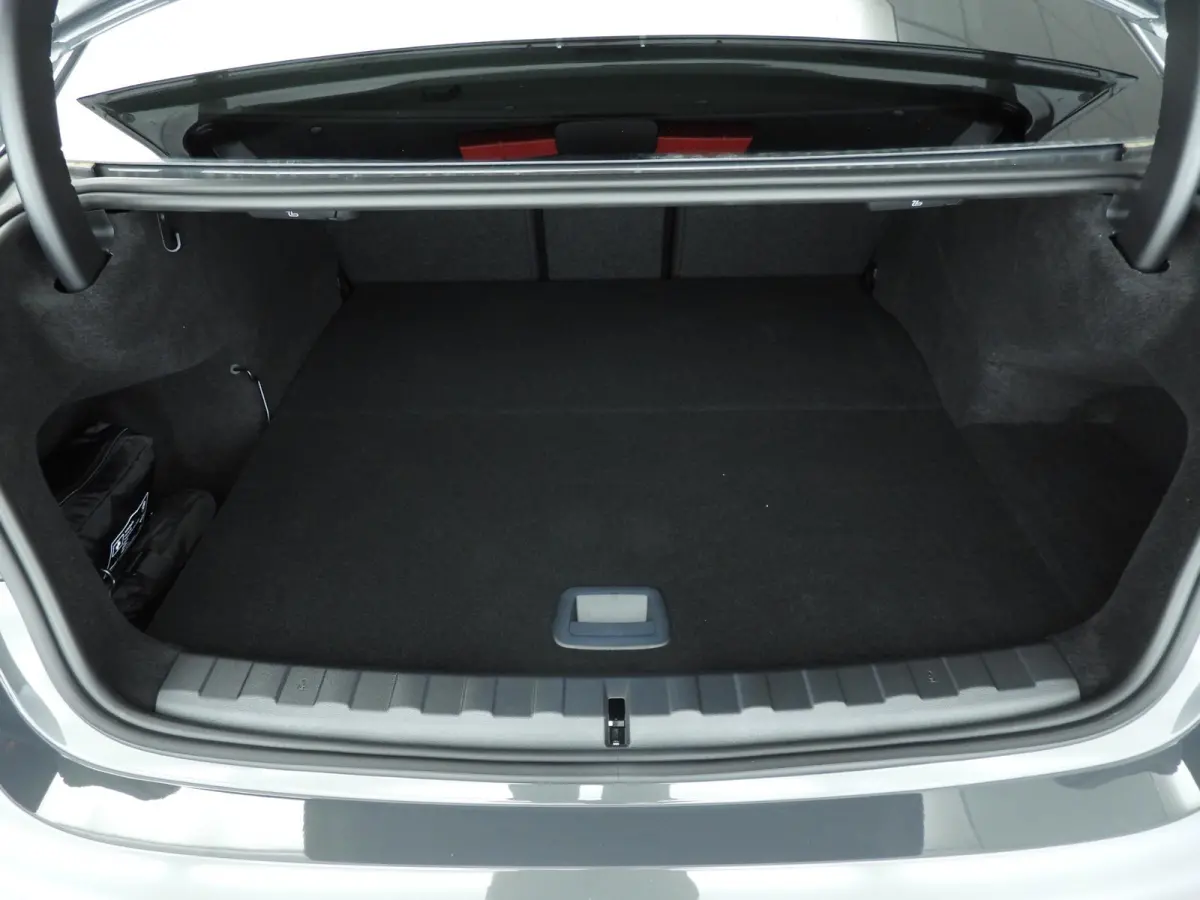 330e M Sportpakket Pro / Schuifdak / Driving assist prof / Getint glas / Leder / Alu wielen 19 inch