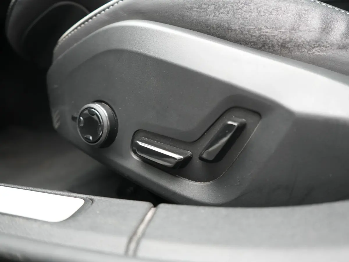 T6 AWD Plus Dark Long Range PHEV 350pk Dealer O.H | Trekhaak Af Fabriek | Panodak | Adaptive Cruise | 360 Camera | Sportstoelen Memory & Verwarmd | Keyless | Apple Carplay | Pilot Assist | S