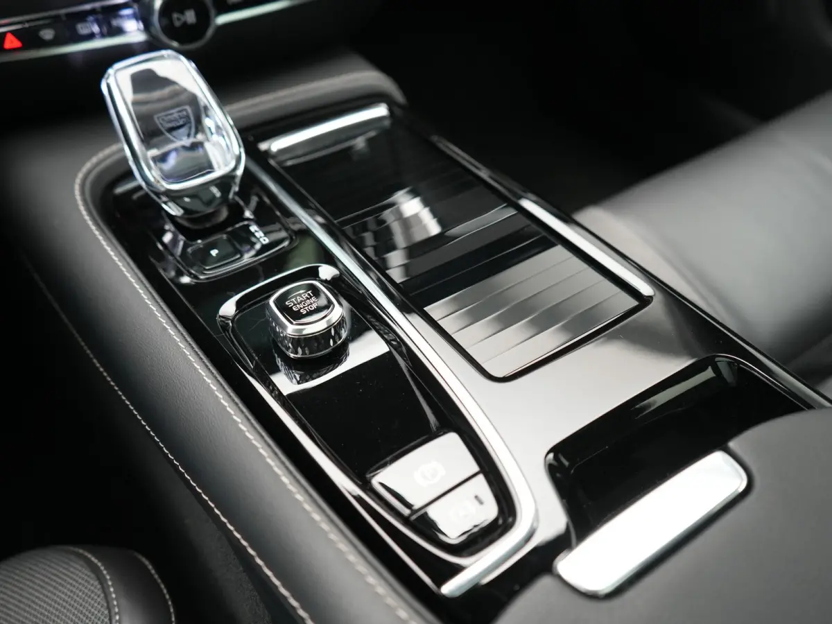 T6 AWD Plus Dark Long Range PHEV 350pk Dealer O.H | Trekhaak Af Fabriek | Panodak | Adaptive Cruise | 360 Camera | Sportstoelen Memory & Verwarmd | Keyless | Apple Carplay | Pilot Assist | S