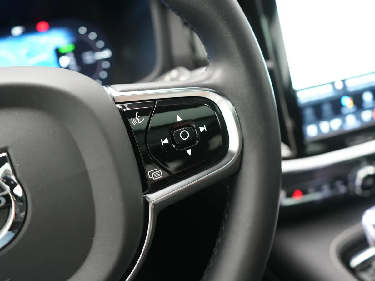 T6 AWD Plus Dark Long Range PHEV 350pk Dealer O.H | Trekhaak Af Fabriek | Panodak | Adaptive Cruise | 360 Camera | Sportstoelen Memory & Verwarmd | Keyless | Apple Carplay | Pilot Assist | S