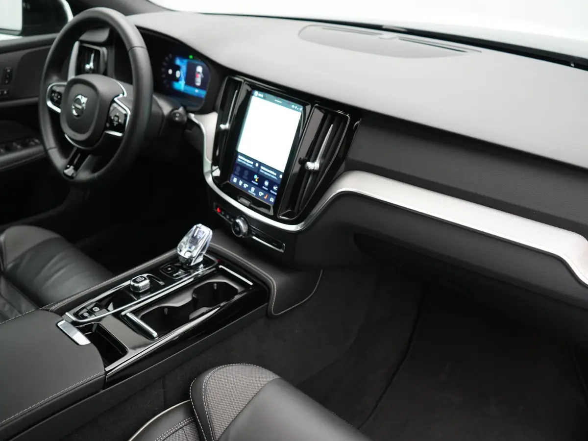 T6 PHEV AWD Plus Dark Long Range 350pk Dealer O.H | Trekhaak Af Fabriek | Panodak | Adaptive Cruise | 360 Camera | Sportstoelen Memory & Verwarmd | Keyless | Apple Carplay | Pilot Assist | S