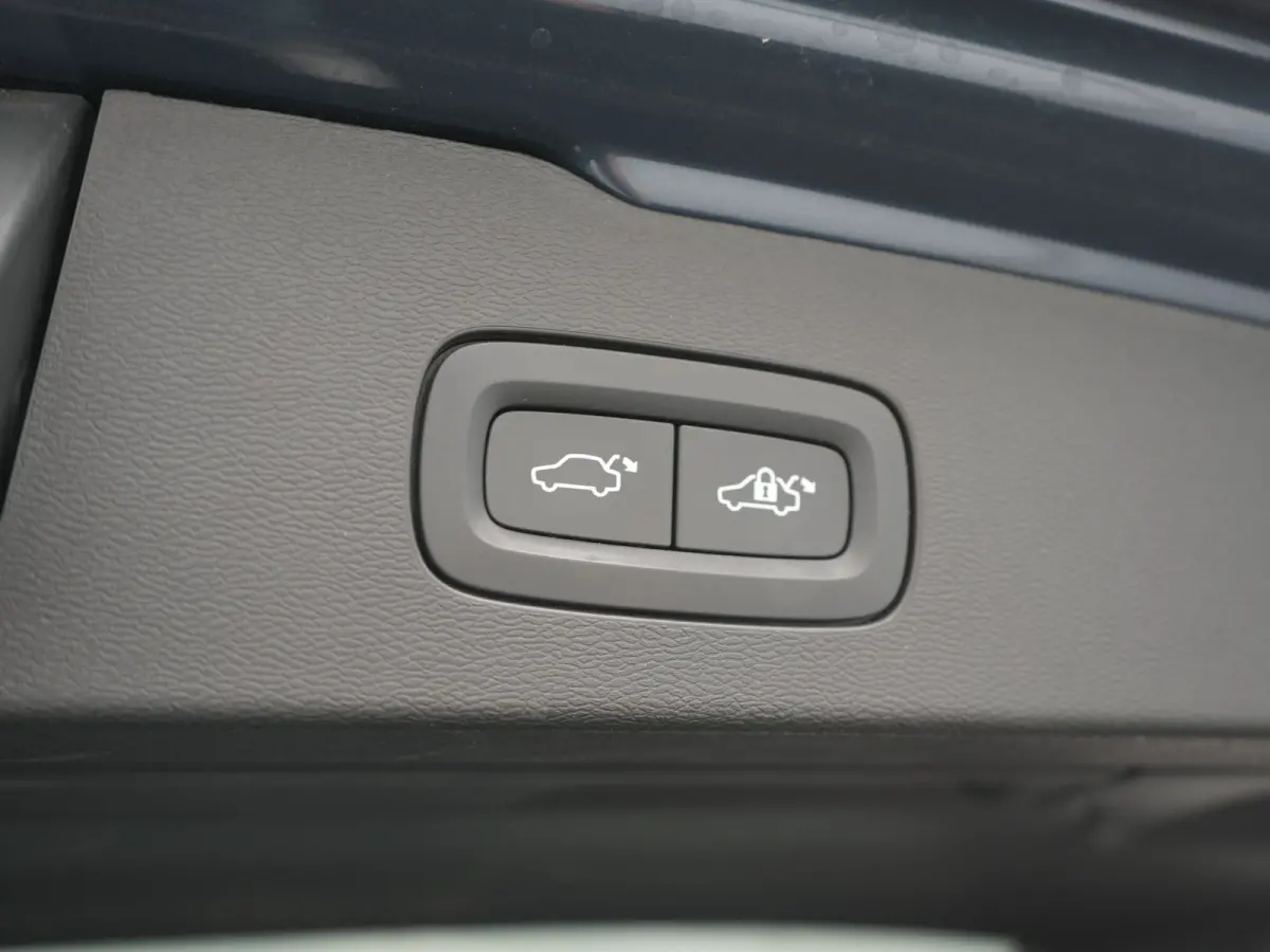 T6 AWD Plus Dark Long Range PHEV 350pk Dealer O.H | Trekhaak Af Fabriek | Panodak | Adaptive Cruise | 360 Camera | Sportstoelen Memory & Verwarmd | Keyless | Apple Carplay | Pilot Assist | S