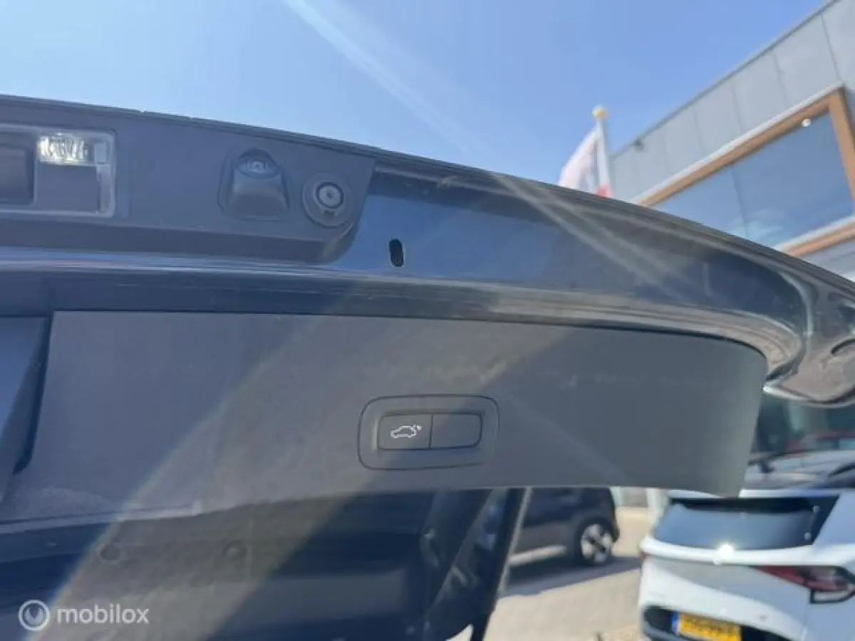 1.5 T3 Inscription Trekhaak , 163pk , 1.600kg trekgewicht , Navigatie , Camera , Parkeerhulp voor & Achter , Lederbekleding incl stoel verwarming , Volvo dealer onderhouden