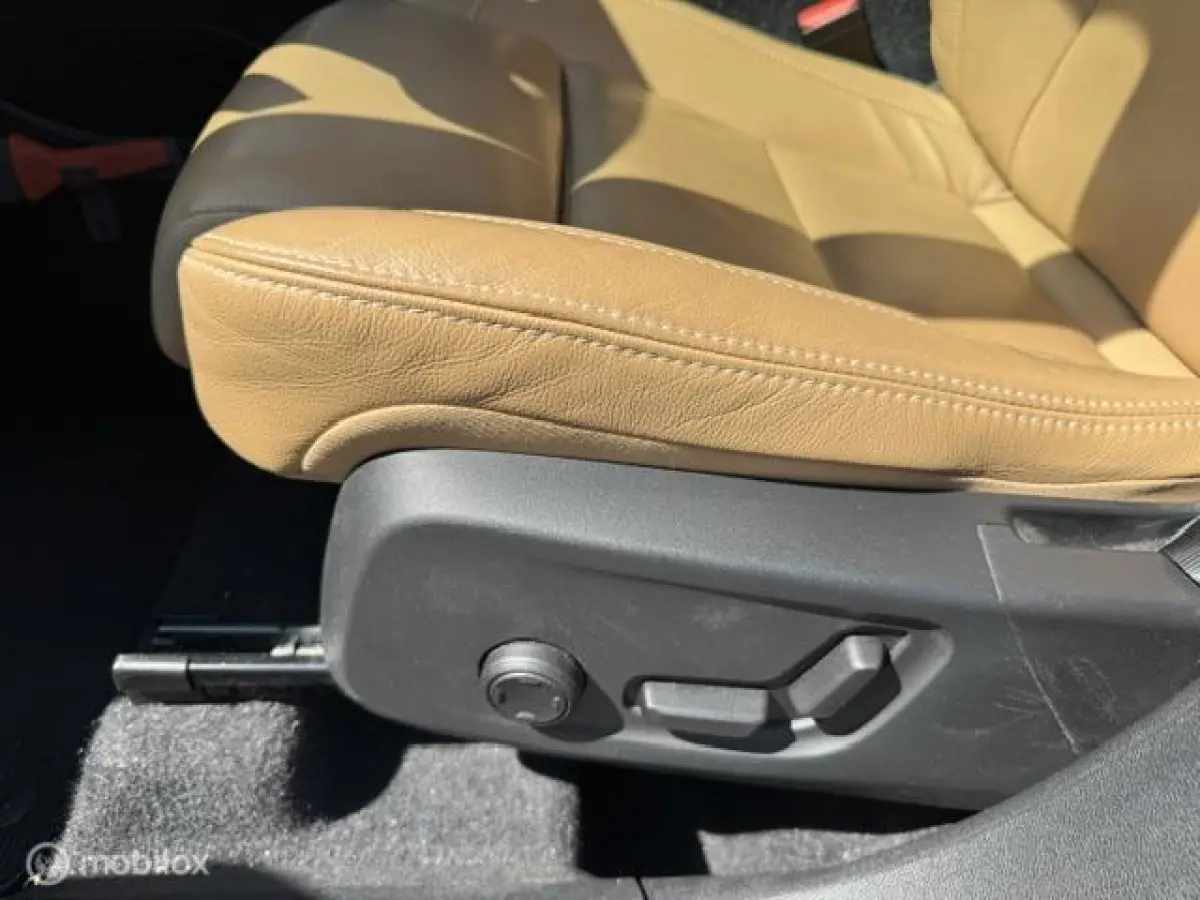 1.5 T3 Inscription Trekhaak , 163pk , 1.600kg trekgewicht , Navigatie , Camera , Parkeerhulp voor & Achter , Lederbekleding incl stoel verwarming , Volvo dealer onderhouden